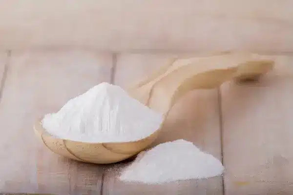 bicarbonate de soude dans une cuillère en bois